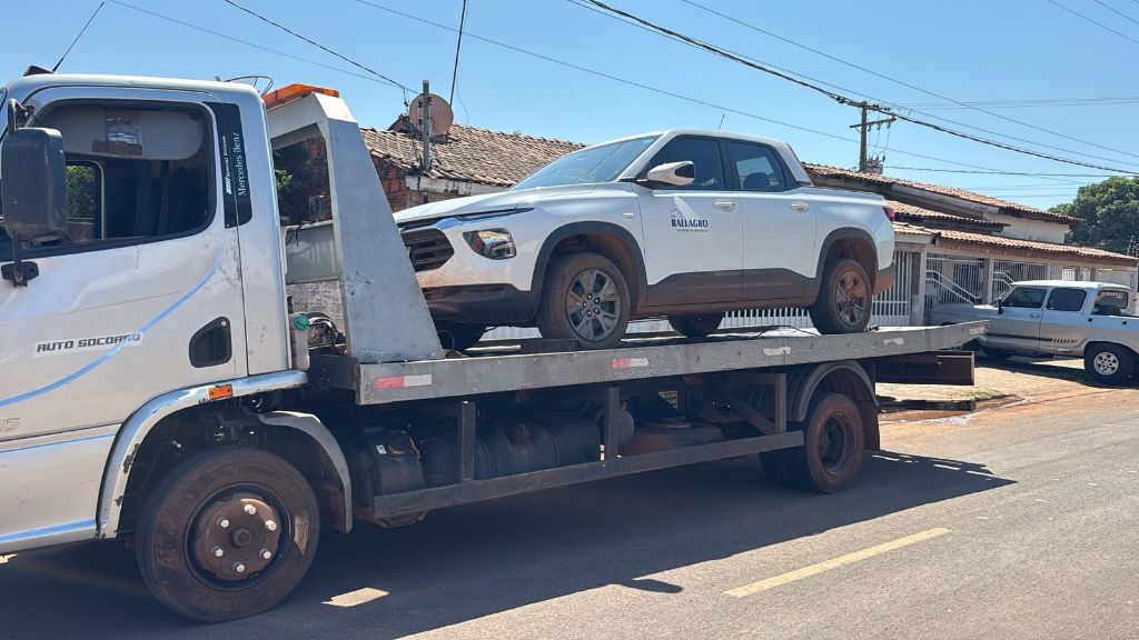 Picape sendo transportada em caminhão plataforma da Cacique Auto Socorro