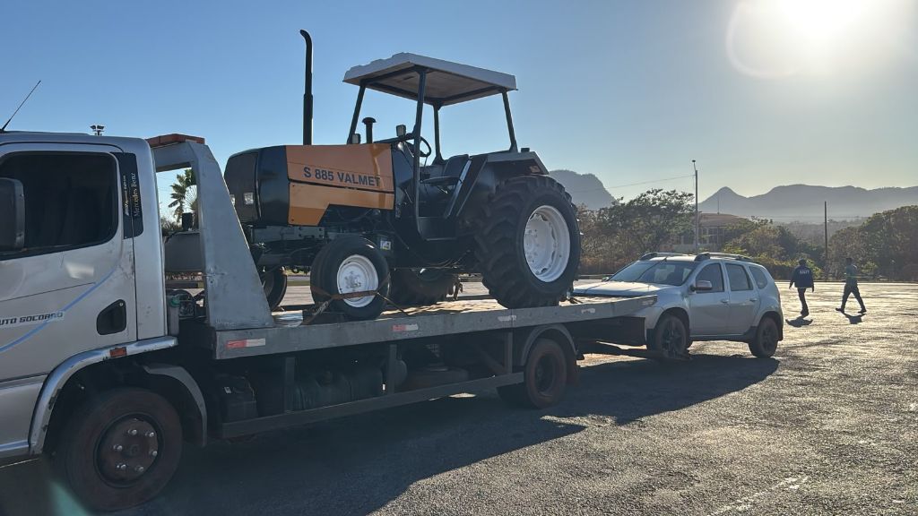 Caminhão plataforma da Cacique Auto Socorro transportando trator em Canarana